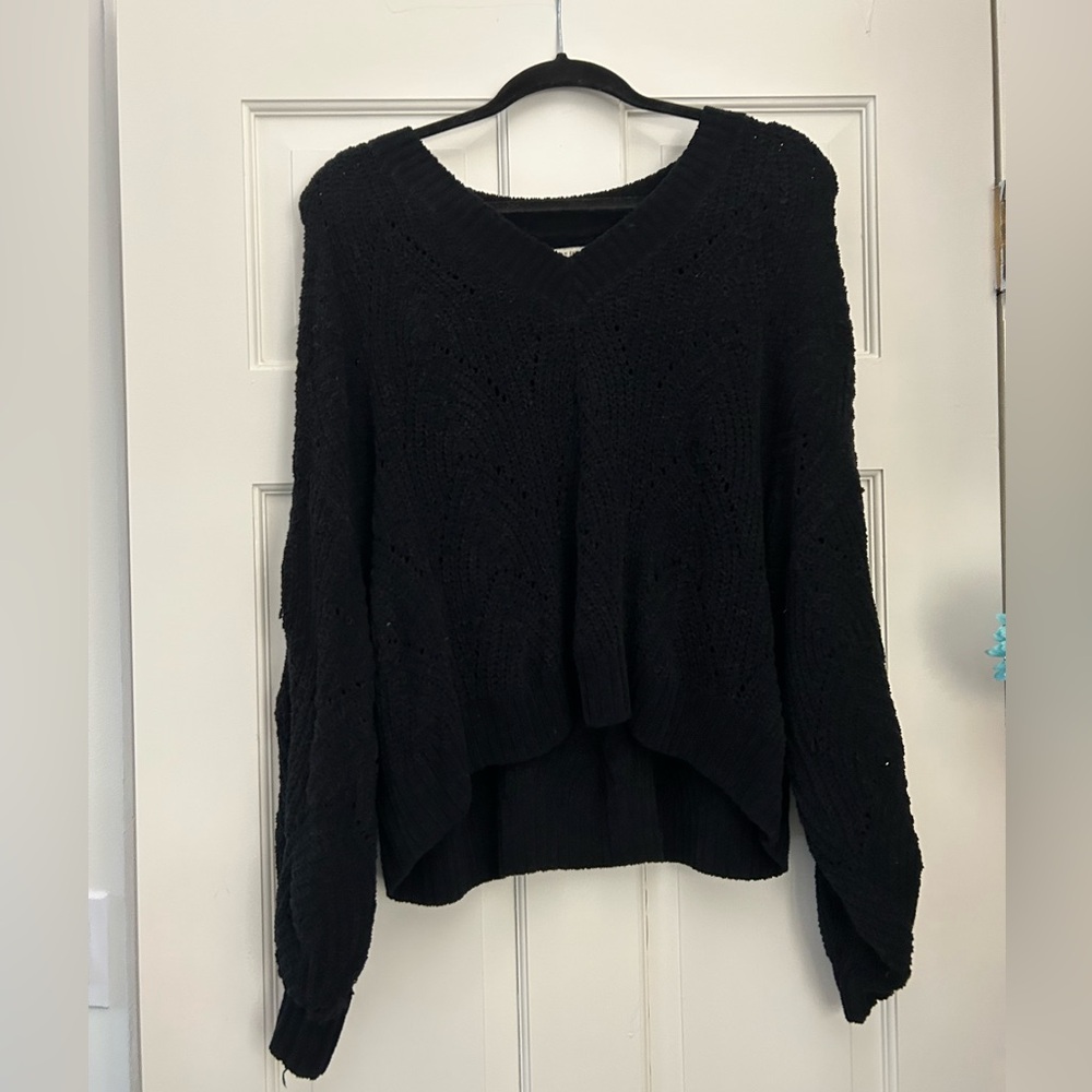 American Eagle Black Cropped V-Neck Sweater